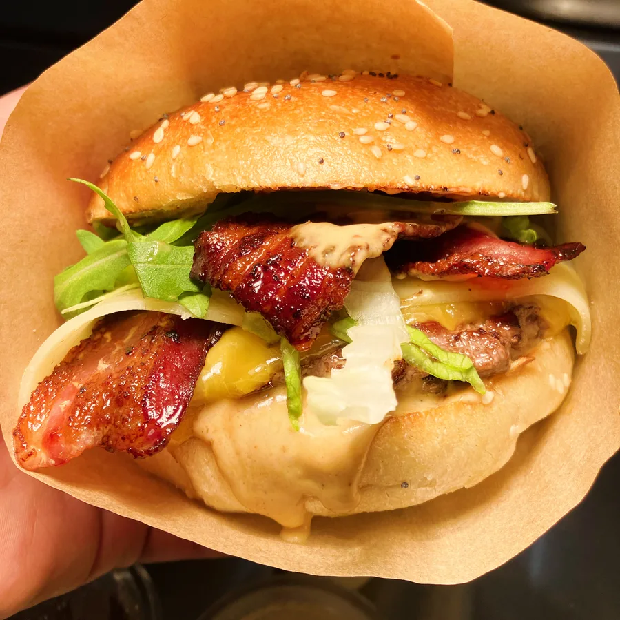 Burger Pipok dans son papier kraft, viande fraîche et cheddar fondu — Saint-Pée-sur-Nivelle